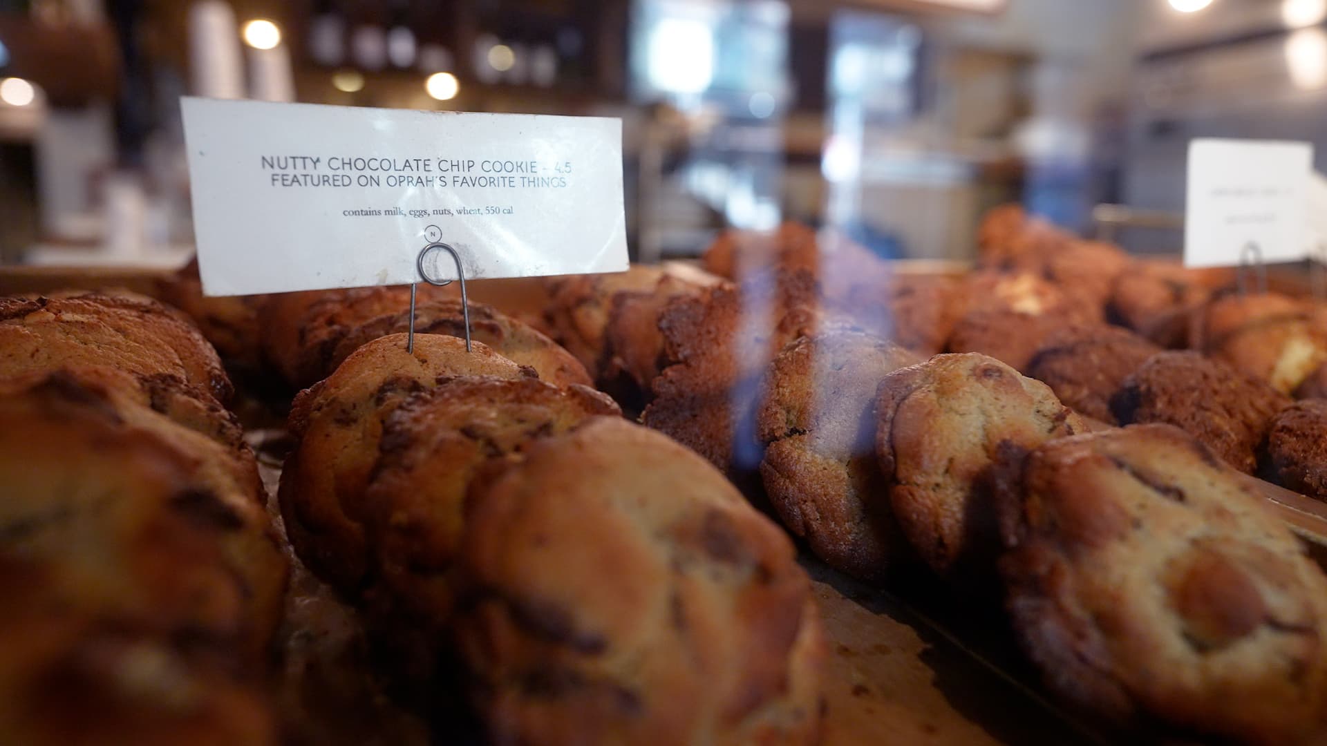 Maman's nutty chocolate chip cookies quickly earned rave reviews that brought in waves of customers.